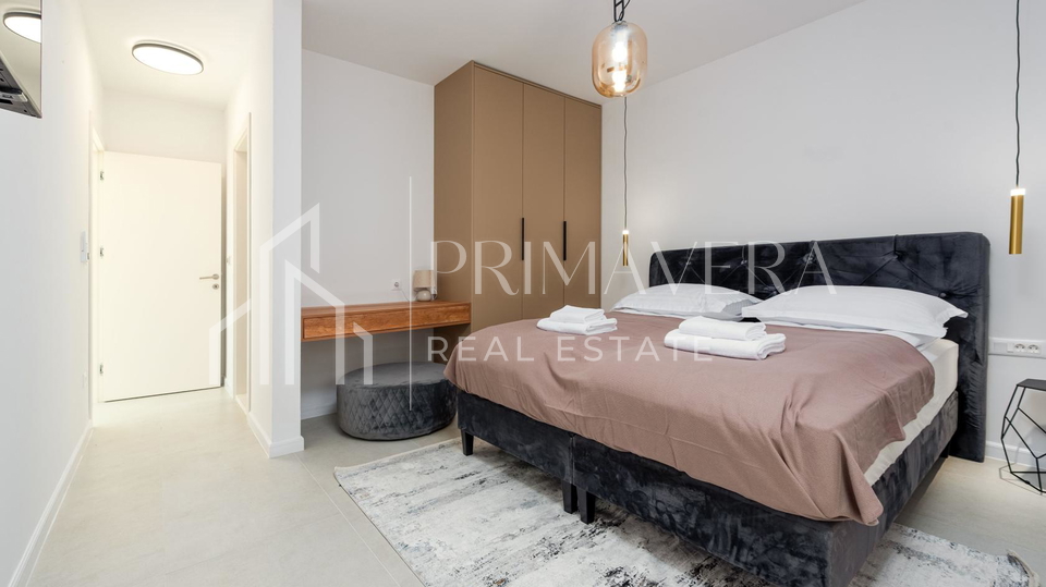 Pridraga&comma; luksuzna &ccaron;etverosobna vila s bazenom na osami