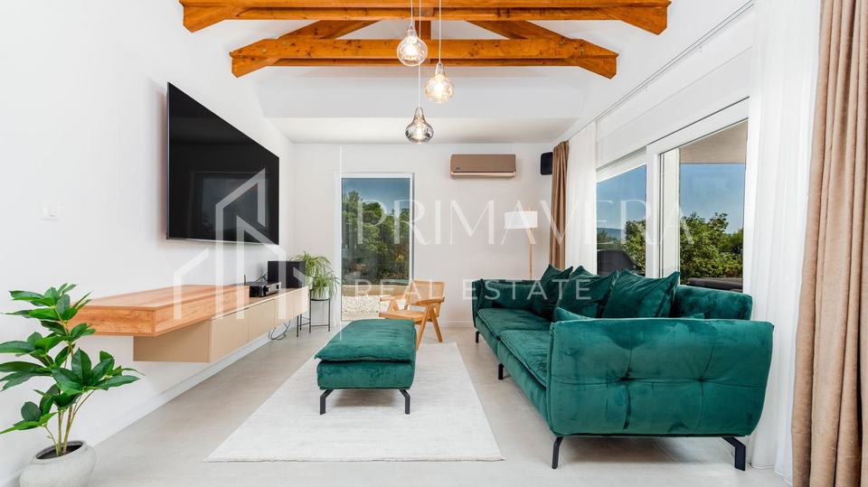 Pridraga&comma; luksuzna &ccaron;etverosobna vila s bazenom na osami