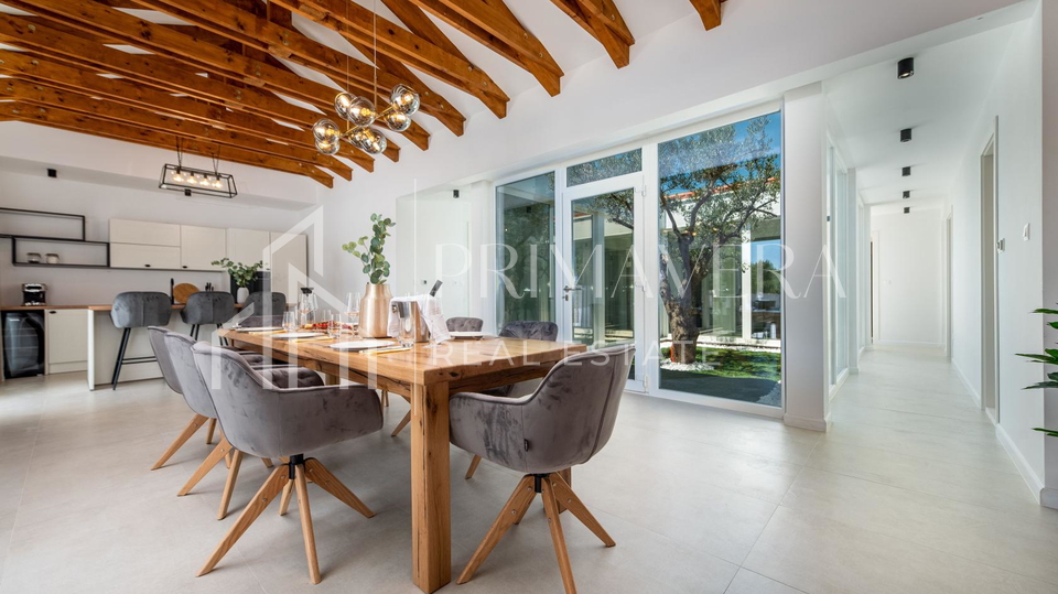 Pridraga&comma; luksuzna &ccaron;etverosobna vila s bazenom na osami