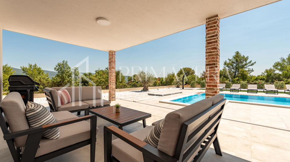 Pridraga&comma; luksuzna &ccaron;etverosobna vila s bazenom na osami