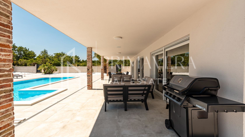 Pridraga&comma; luksuzna &ccaron;etverosobna vila s bazenom na osami