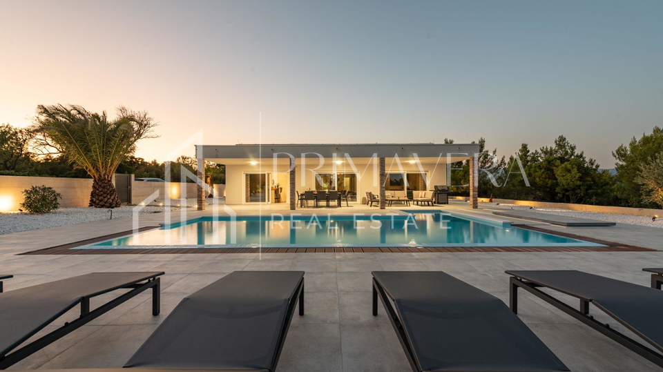 Pridraga&comma; luksuzna &ccaron;etverosobna vila s bazenom na osami