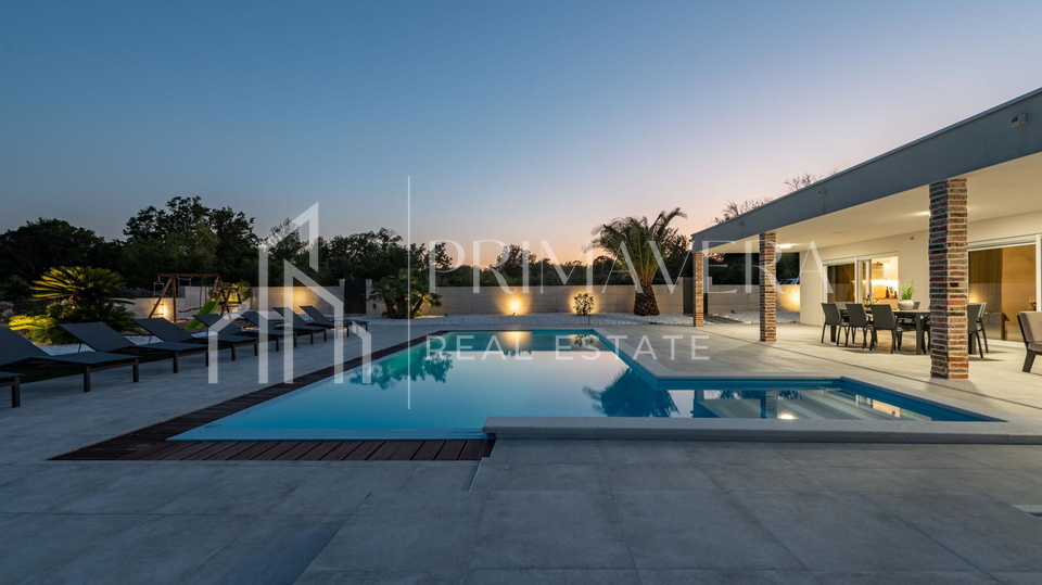 Pridraga&comma; luksuzna &ccaron;etverosobna vila s bazenom na osami