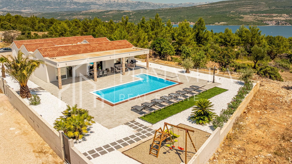 Pridraga&comma; luksuzna &ccaron;etverosobna vila s bazenom na osami