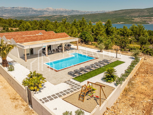 Pridraga, luksuzna četverosobna vila s bazenom na osami