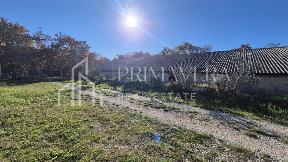Lovinac/Poličnik, building land with a commercial building, 4578 m2