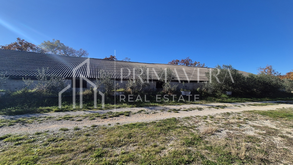 Lovinac/Poličnik, building land with a commercial building, 4578 m2