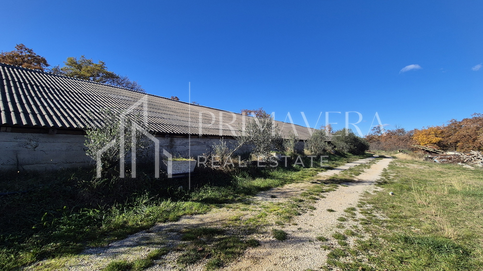 Lovinac/Poličnik, building land with a commercial building, 4578 m2