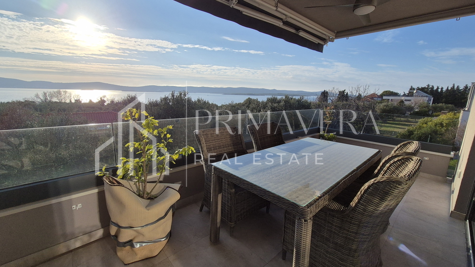 Sv. Filip i Jakov, a comfortable two bedroom apartment with a beautiful sea view