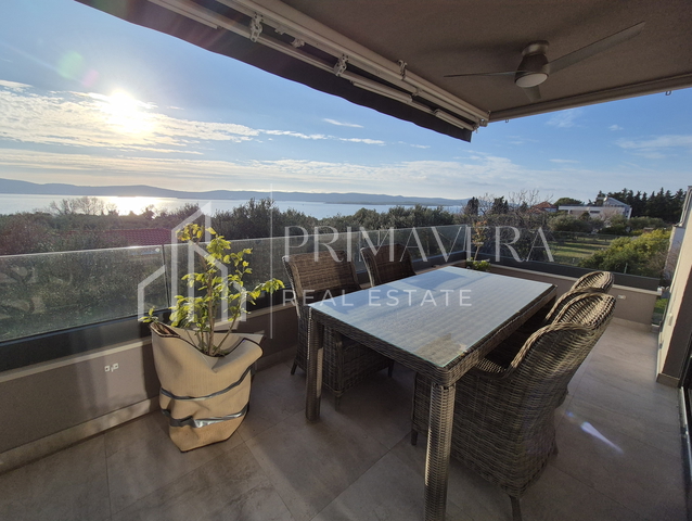 Sv. Filip i Jakov, a comfortable two bedroom apartment with a beautiful sea view