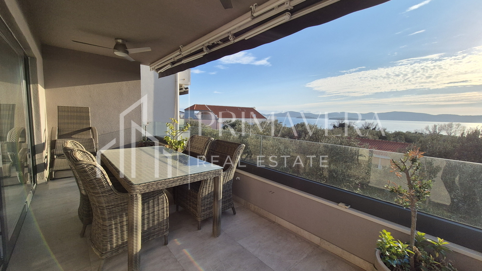 Sv. Filip i Jakov, a comfortable two bedroom apartment with a beautiful sea view