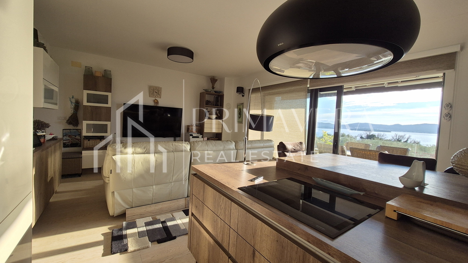 Sv. Filip i Jakov, a comfortable two bedroom apartment with a beautiful sea view