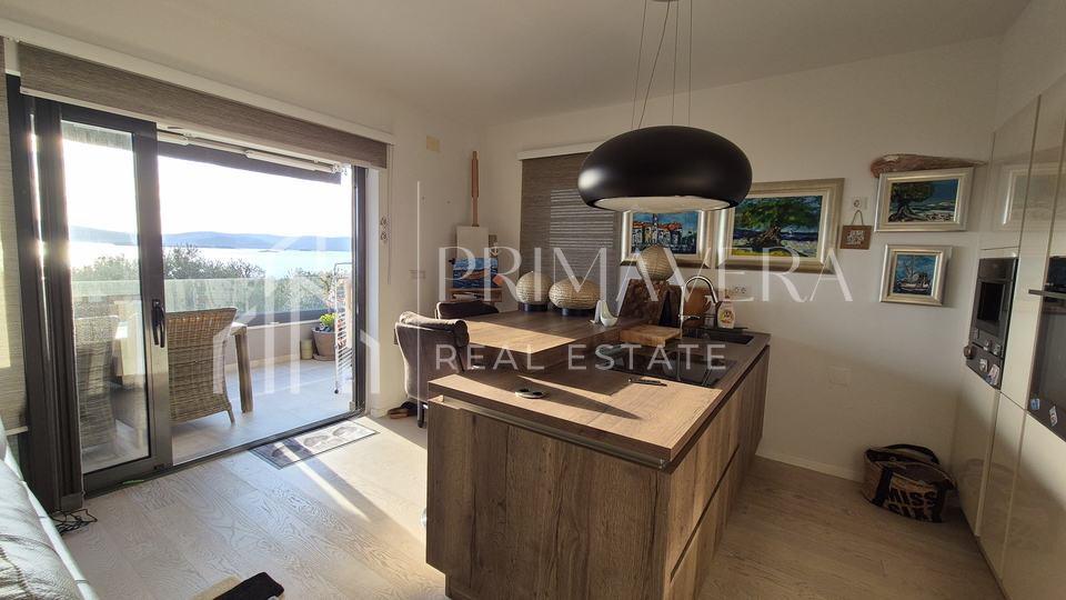 Sv. Filip i Jakov, a comfortable two bedroom apartment with a beautiful sea view