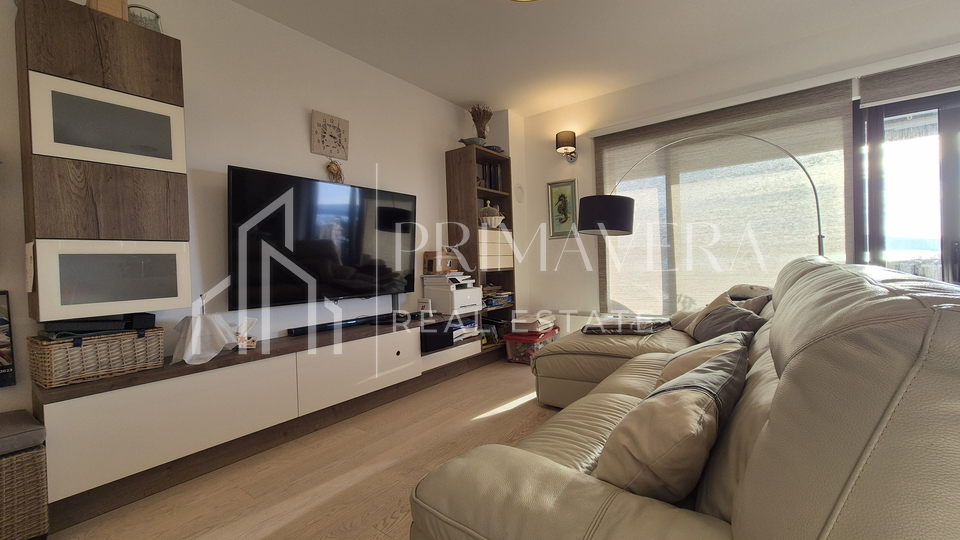 Sv. Filip i Jakov, a comfortable two bedroom apartment with a beautiful sea view