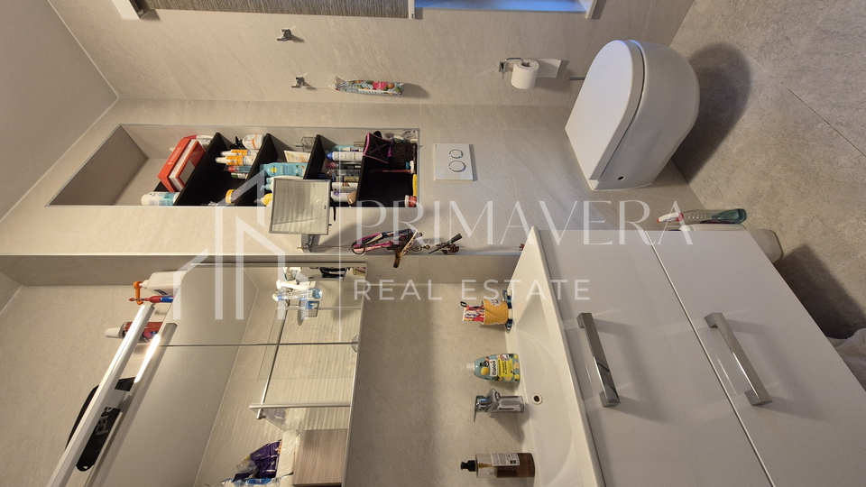 Sv. Filip i Jakov, a comfortable two bedroom apartment with a beautiful sea view