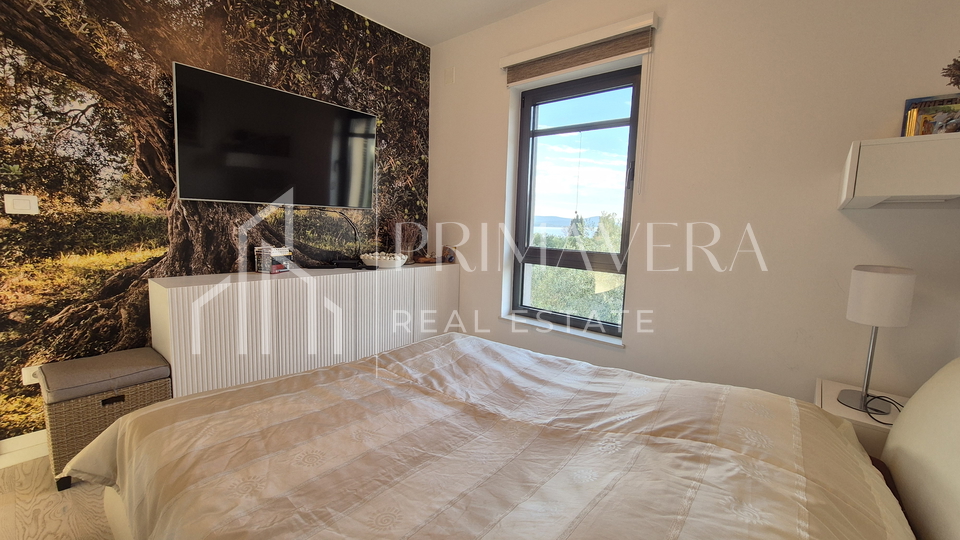 Sv. Filip i Jakov, a comfortable two bedroom apartment with a beautiful sea view