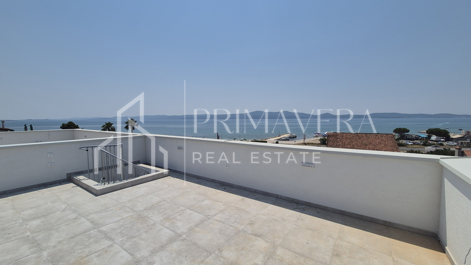 Sukošan, novogradnja, trosobni penthouse s krovnom terasom, 100 m od mora
