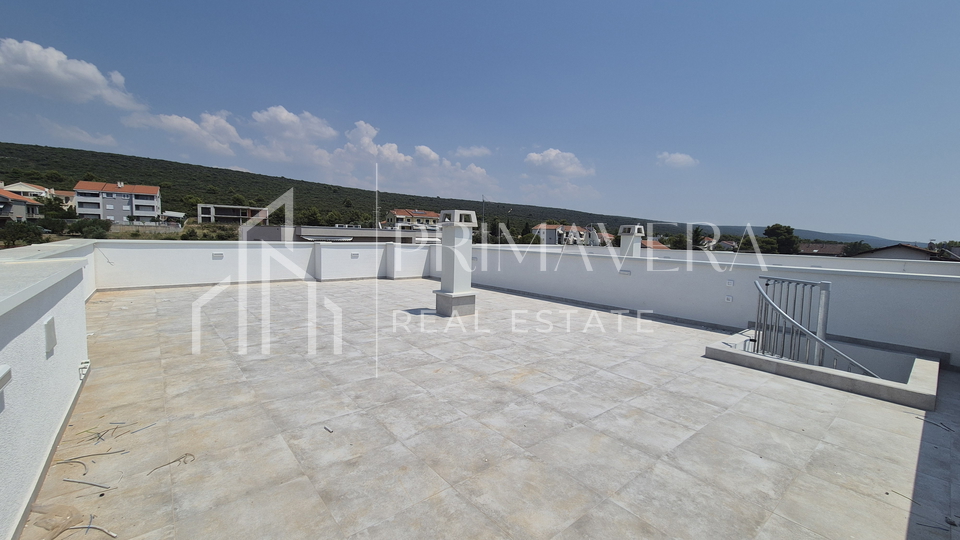 Sukošan, novogradnja, trosobni penthouse s krovnom terasom, 100 m od mora