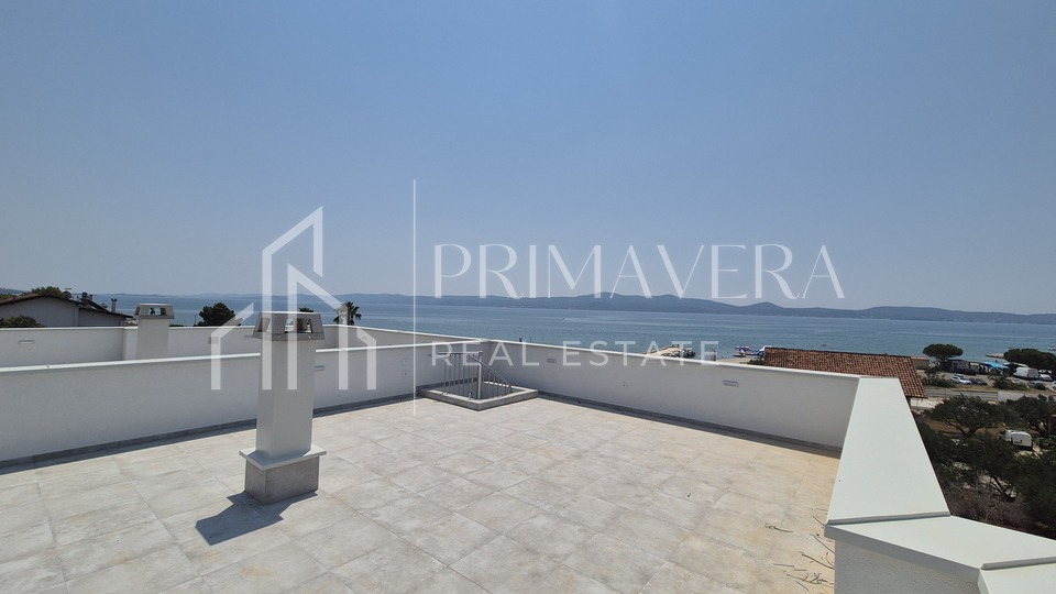 Sukošan, novogradnja, trosobni penthouse s krovnom terasom, 100 m od mora