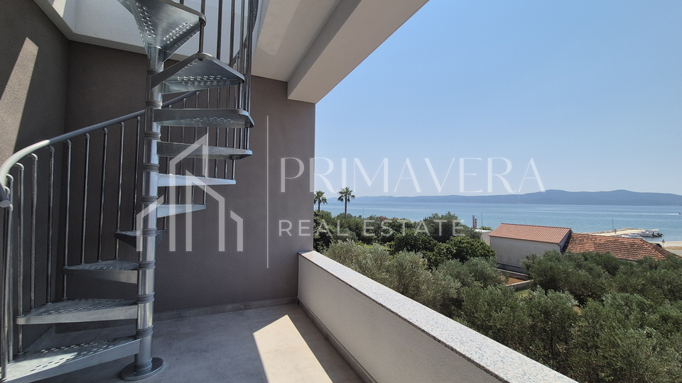Sukošan, novogradnja, trosobni penthouse s krovnom terasom, 100 m od mora