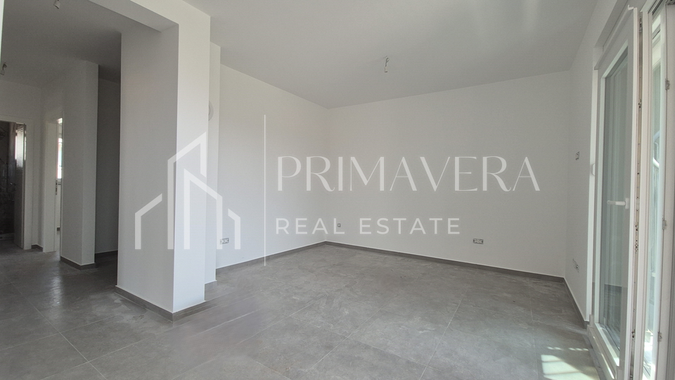 Sukošan, novogradnja, trosobni penthouse s krovnom terasom, 100 m od mora