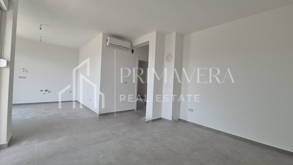 Sukošan, novogradnja, trosobni penthouse s krovnom terasom, 100 m od mora