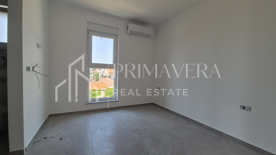 Sukošan, novogradnja, trosobni penthouse s krovnom terasom, 100 m od mora