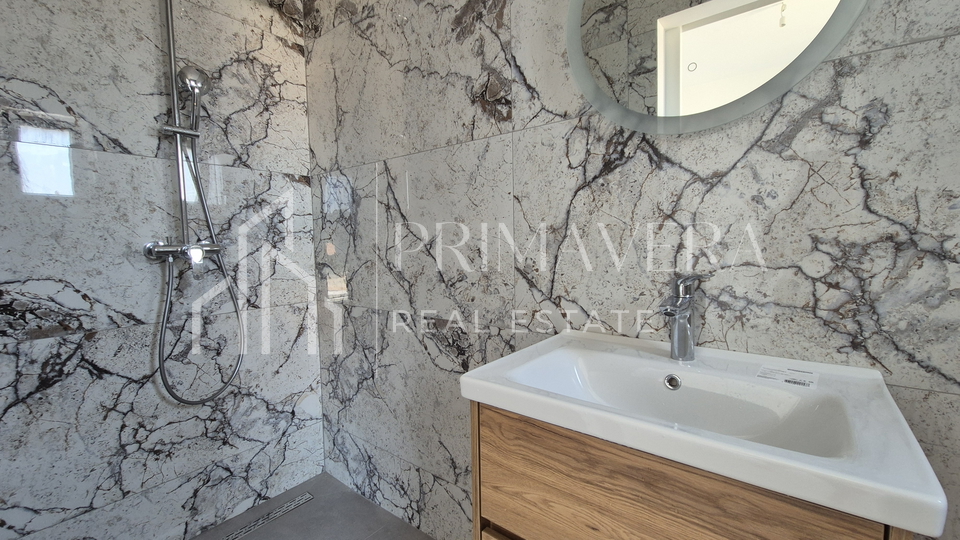 Sukošan, novogradnja, trosobni penthouse s krovnom terasom, 100 m od mora