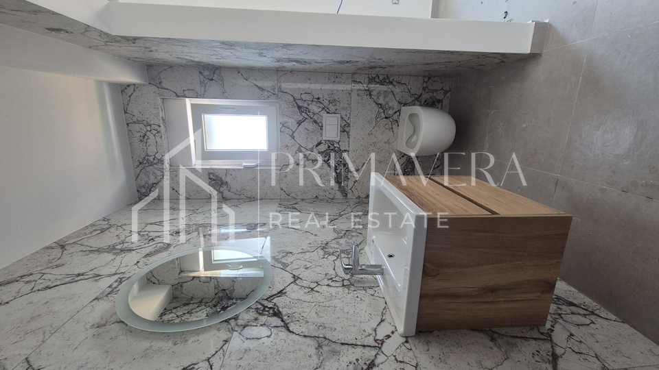Sukošan, novogradnja, trosobni penthouse s krovnom terasom, 100 m od mora