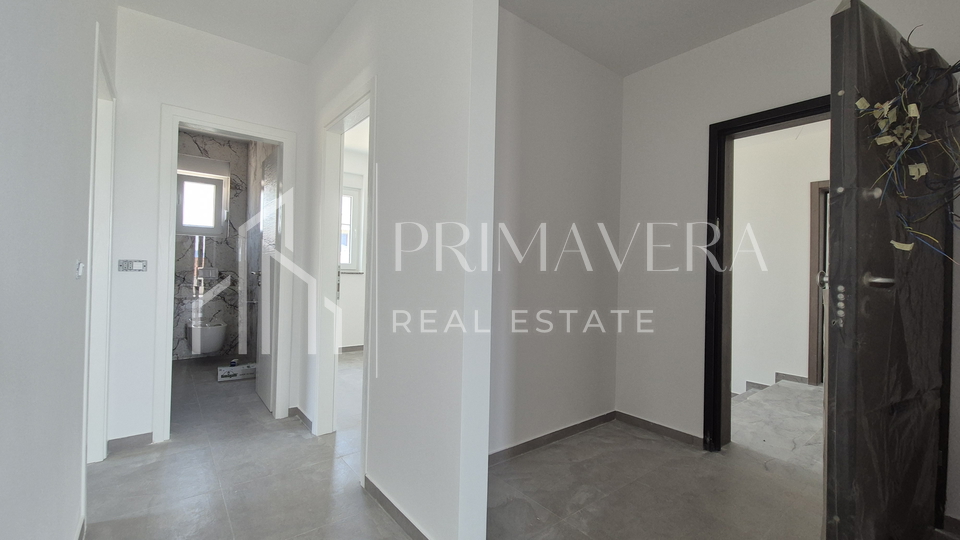Sukošan, novogradnja, trosobni penthouse s krovnom terasom, 100 m od mora