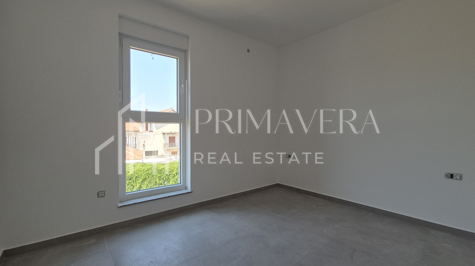 Sukošan, novogradnja, trosobni penthouse s krovnom terasom, 100 m od mora
