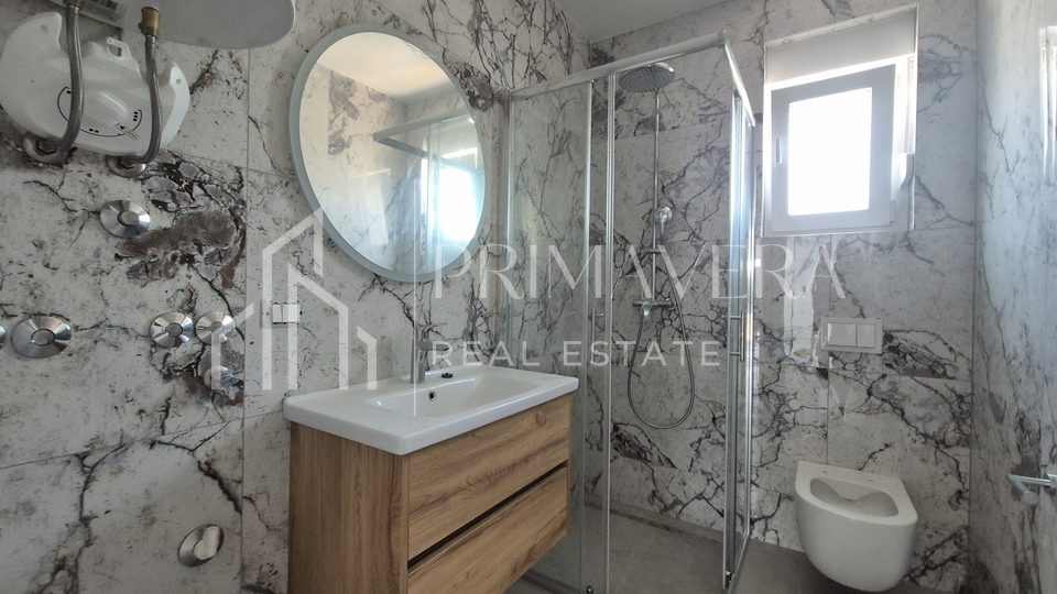Sukošan, novogradnja, trosobni penthouse s krovnom terasom, 100 m od mora