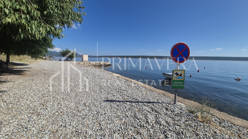 Maslenica, visoka prizemnica u blizini mora i s pogledom na more