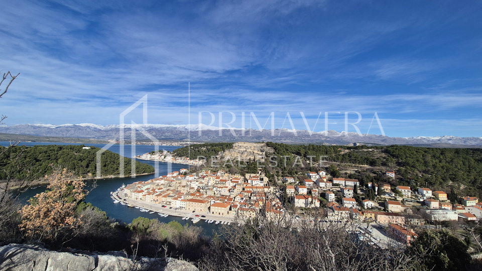 Novigrad&comma; gra&dstrok;evinsko zemlji&scaron;te s panoramskim pogledom