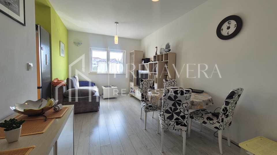 Pako&scaron;tane&comma; dvosobni stan s pogledom na more&comma; namje&scaron;ten&comma; 65 m2