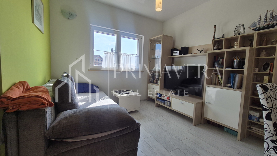 Pako&scaron;tane&comma; dvosobni stan s pogledom na more&comma; namje&scaron;ten&comma; 65 m2