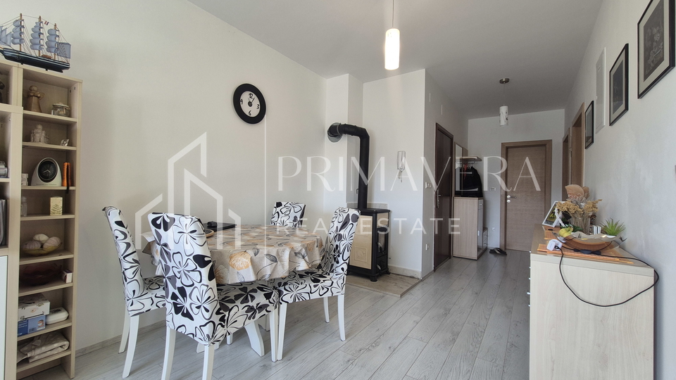 Pako&scaron;tane&comma; dvosobni stan s pogledom na more&comma; namje&scaron;ten&comma; 65 m2