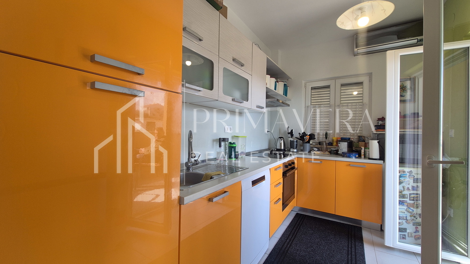 Pako&scaron;tane&comma; dvosobni stan s pogledom na more&comma; namje&scaron;ten&comma; 65 m2