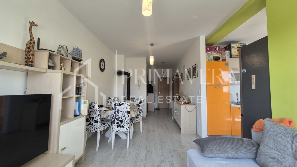 Pako&scaron;tane&comma; dvosobni stan s pogledom na more&comma; namje&scaron;ten&comma; 65 m2