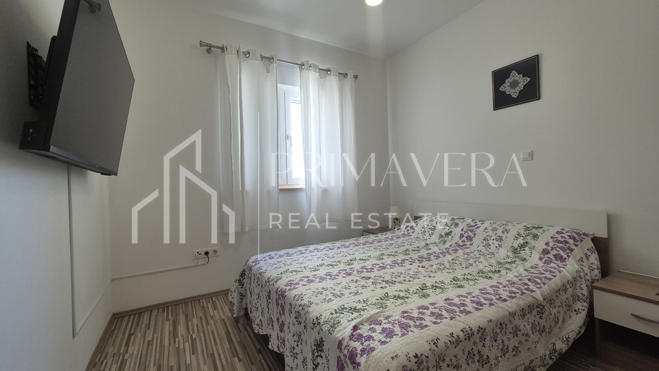 Pako&scaron;tane&comma; dvosobni stan s pogledom na more&comma; namje&scaron;ten&comma; 65 m2