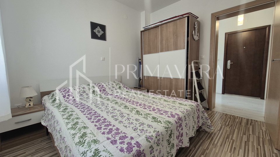 Pako&scaron;tane&comma; dvosobni stan s pogledom na more&comma; namje&scaron;ten&comma; 65 m2