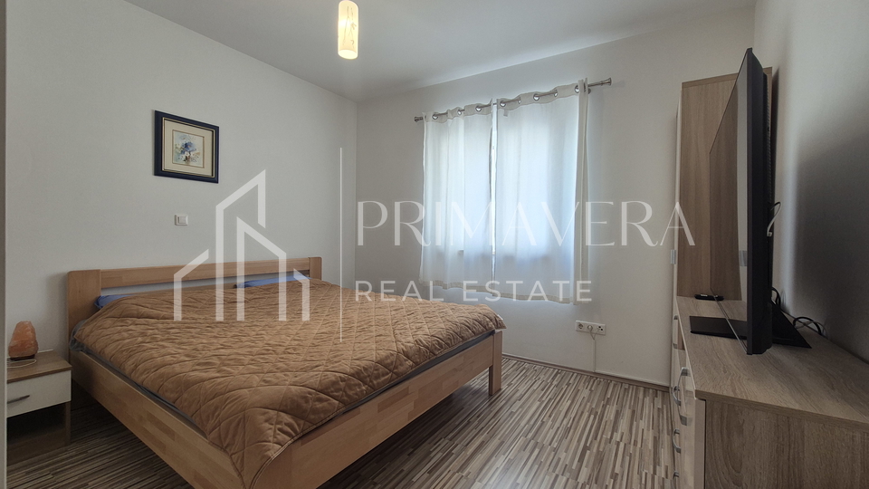 Pako&scaron;tane&comma; dvosobni stan s pogledom na more&comma; namje&scaron;ten&comma; 65 m2