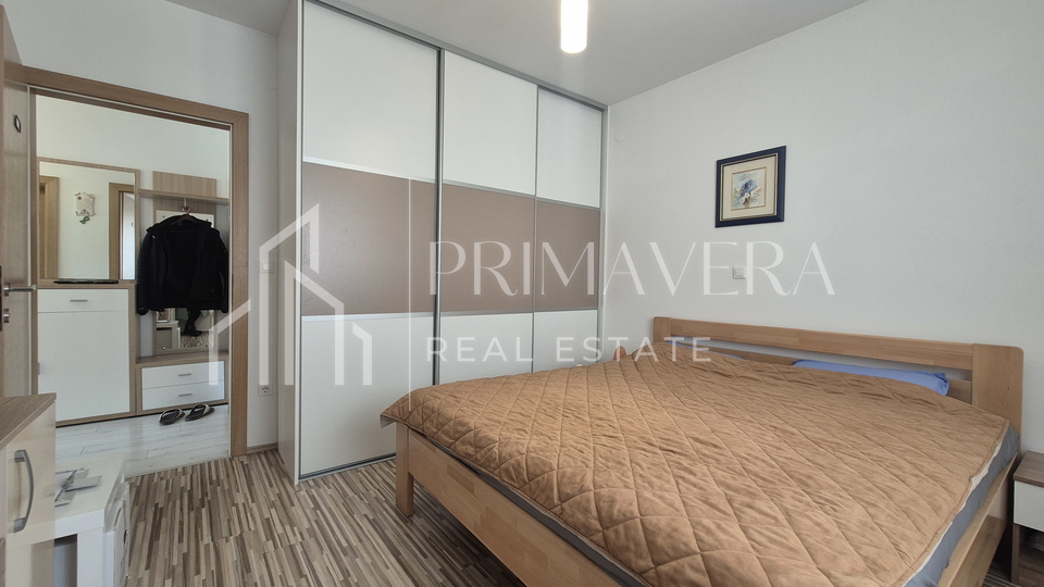 Pako&scaron;tane&comma; dvosobni stan s pogledom na more&comma; namje&scaron;ten&comma; 65 m2