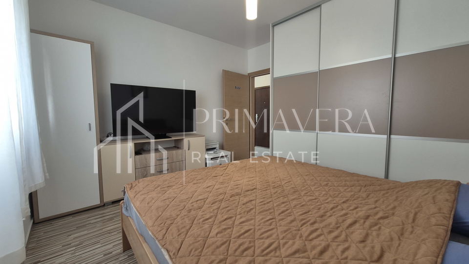 Pako&scaron;tane&comma; dvosobni stan s pogledom na more&comma; namje&scaron;ten&comma; 65 m2