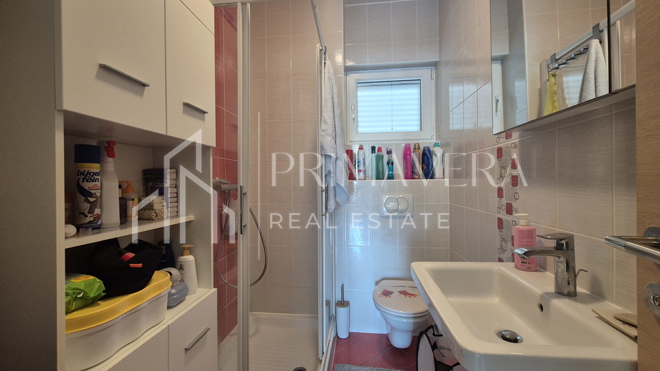 Pako&scaron;tane&comma; dvosobni stan s pogledom na more&comma; namje&scaron;ten&comma; 65 m2