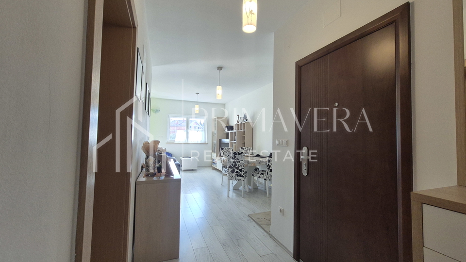 Pako&scaron;tane&comma; dvosobni stan s pogledom na more&comma; namje&scaron;ten&comma; 65 m2