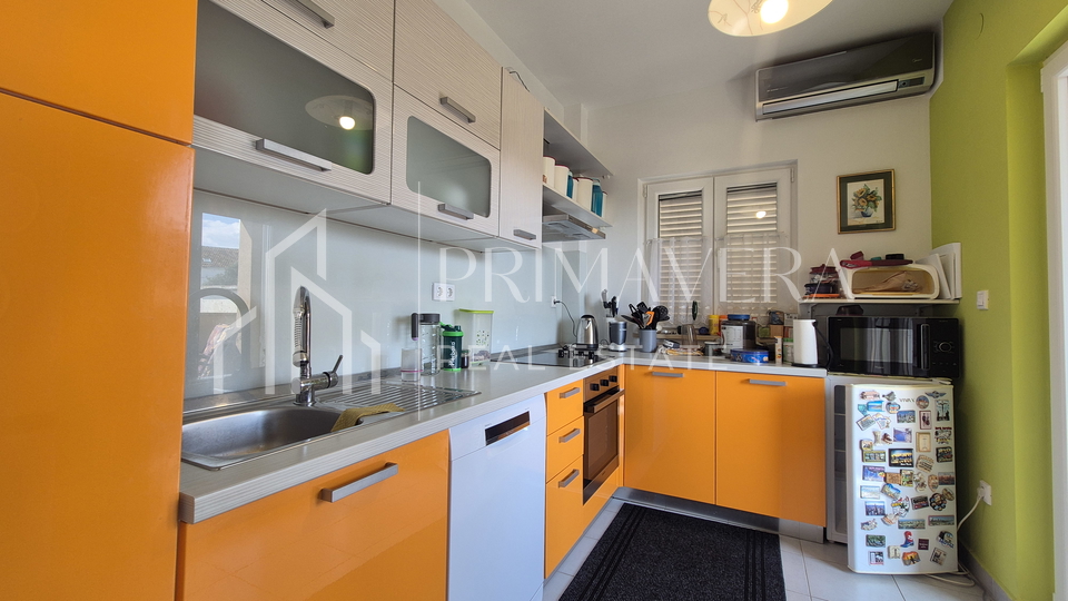 Pako&scaron;tane&comma; dvosobni stan s pogledom na more&comma; namje&scaron;ten&comma; 65 m2