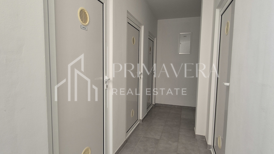 Pako&scaron;tane&comma; dvosobni stan s pogledom na more&comma; namje&scaron;ten&comma; 65 m2