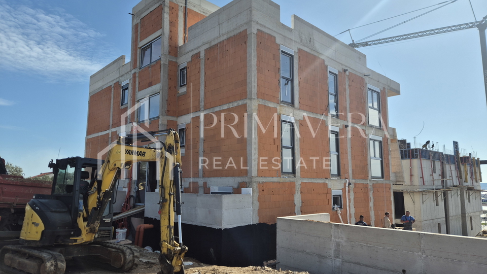 Zadar&sol;Bili brig&comma; novogradnja&comma; dvosoban stan s krovnom terasom i pogledom na more&comma; S9