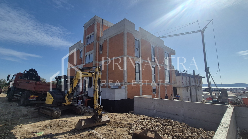 Zadar&sol;Bili brig&comma; novogradnja&comma; dvosoban stan s krovnom terasom i pogledom na more&comma; S9